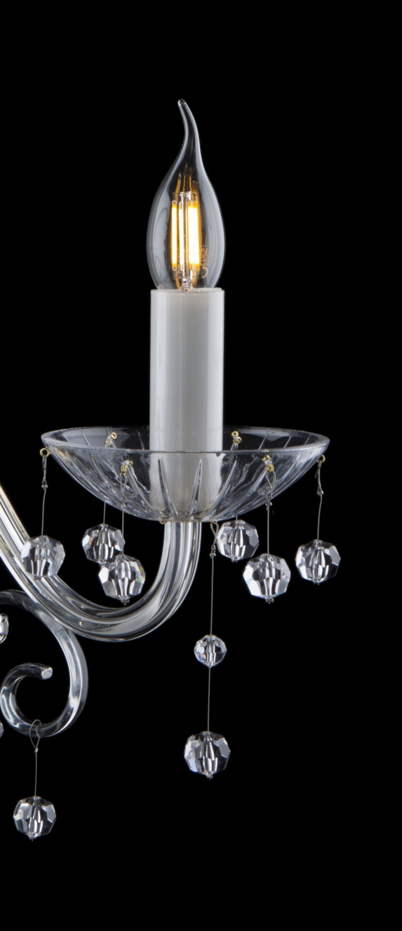 Détail de la coupelle, bougie blanche allumée et pendeloques de cristal facettées