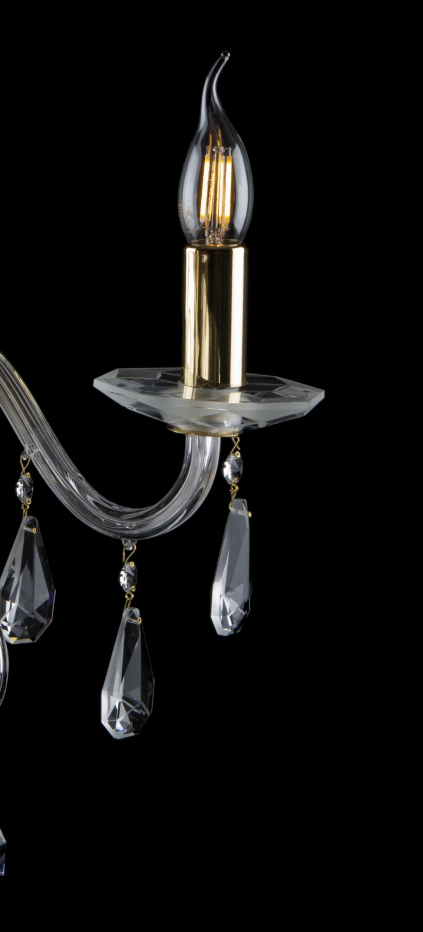 Détail de la coupelle festonnée, de la douille dorée et des pendentifs cristal taillés