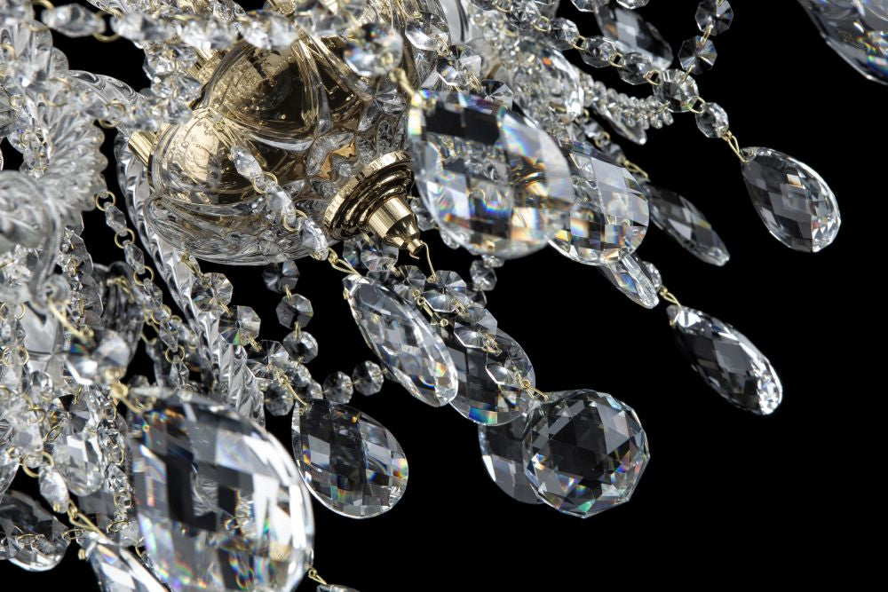 Détail du bas du luminaire, tige dorée et grappes de cristaux