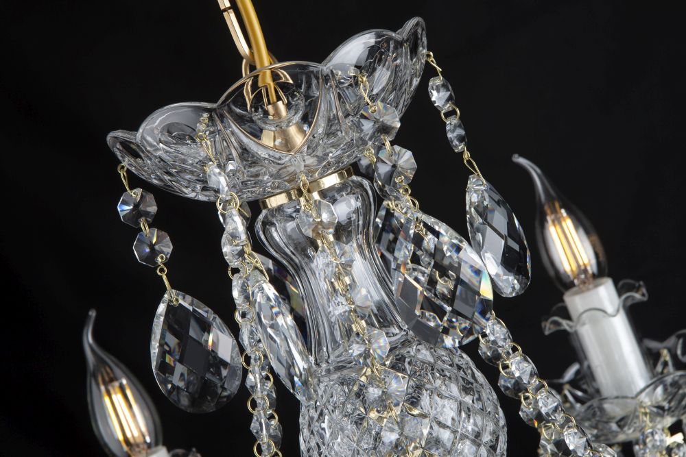 Vue rapprochée du sommet, coupelle fleur et chaînettes de cristal