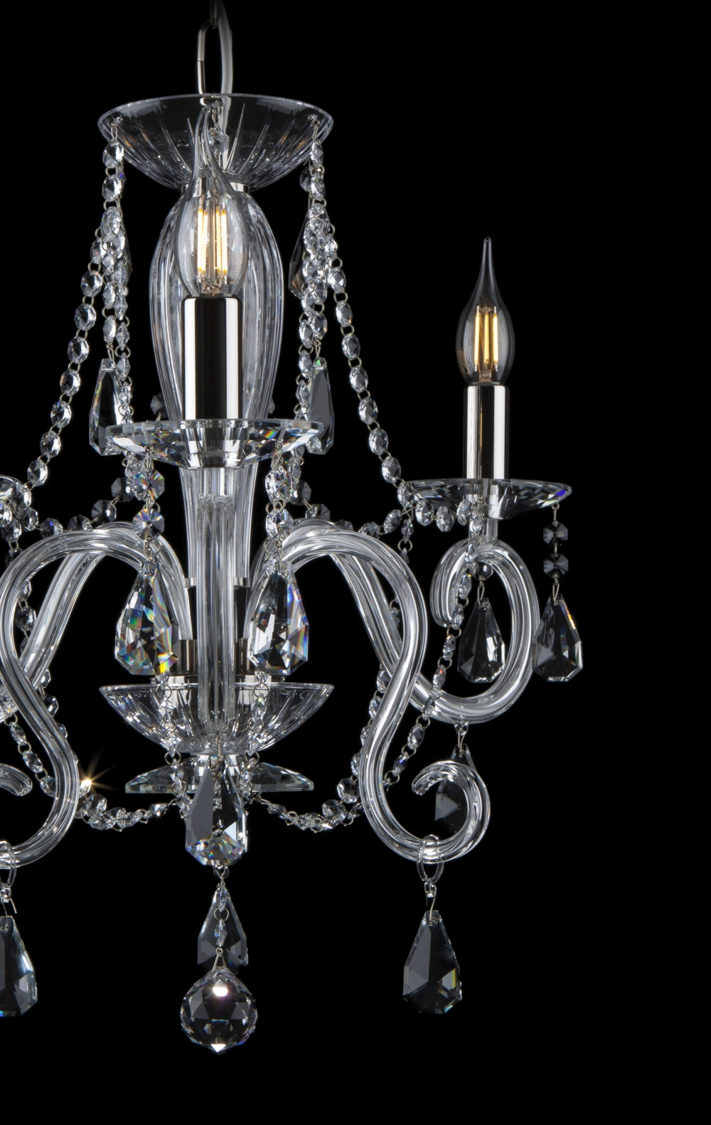 Gros plan sur les bras courbes, coupelles et pendentifs en cristal taillé