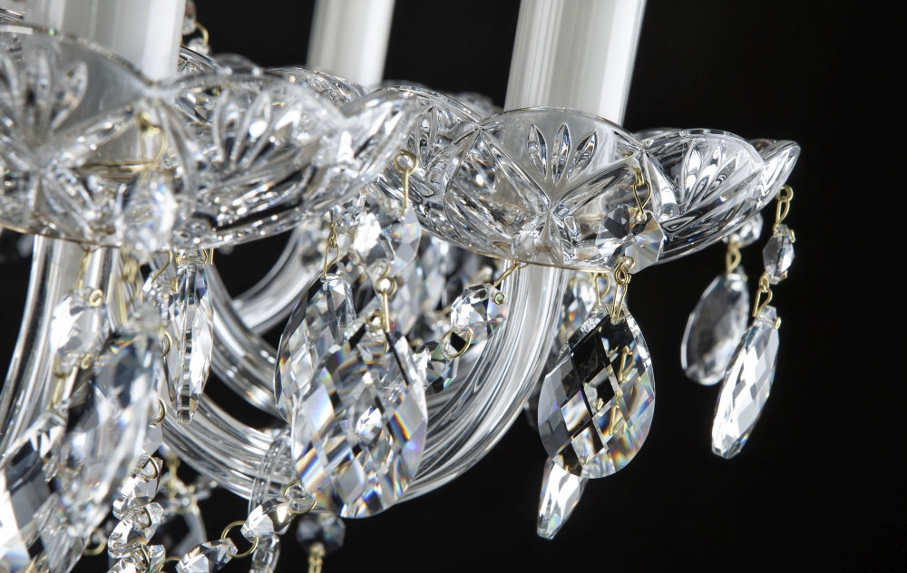 Gros plan sur les coupelles de cristal en forme de fleur et les pendants taillés.