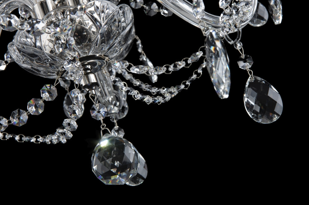 Détail de la finition avec pendeloques taillées et chaînettes de cristal transparent