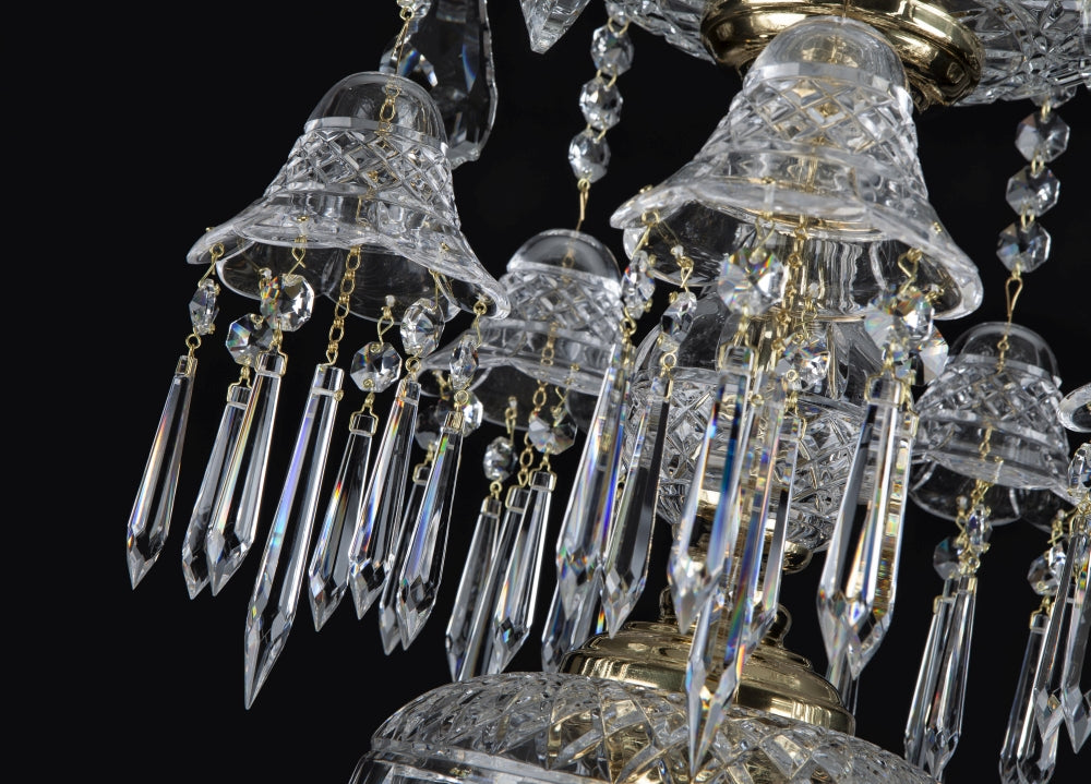 Détail des cloches de cristal moulé et pendeloques transparentes suspendues