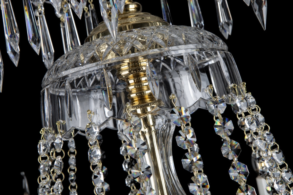 Détail du noeud central doré et du cristal moulé en partie haute