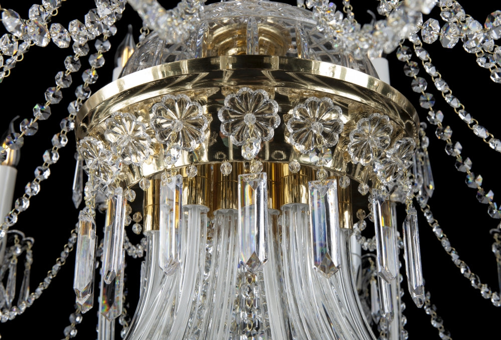 Gros plan de la bague dorée ornée de fleurs de cristal et pampilles
