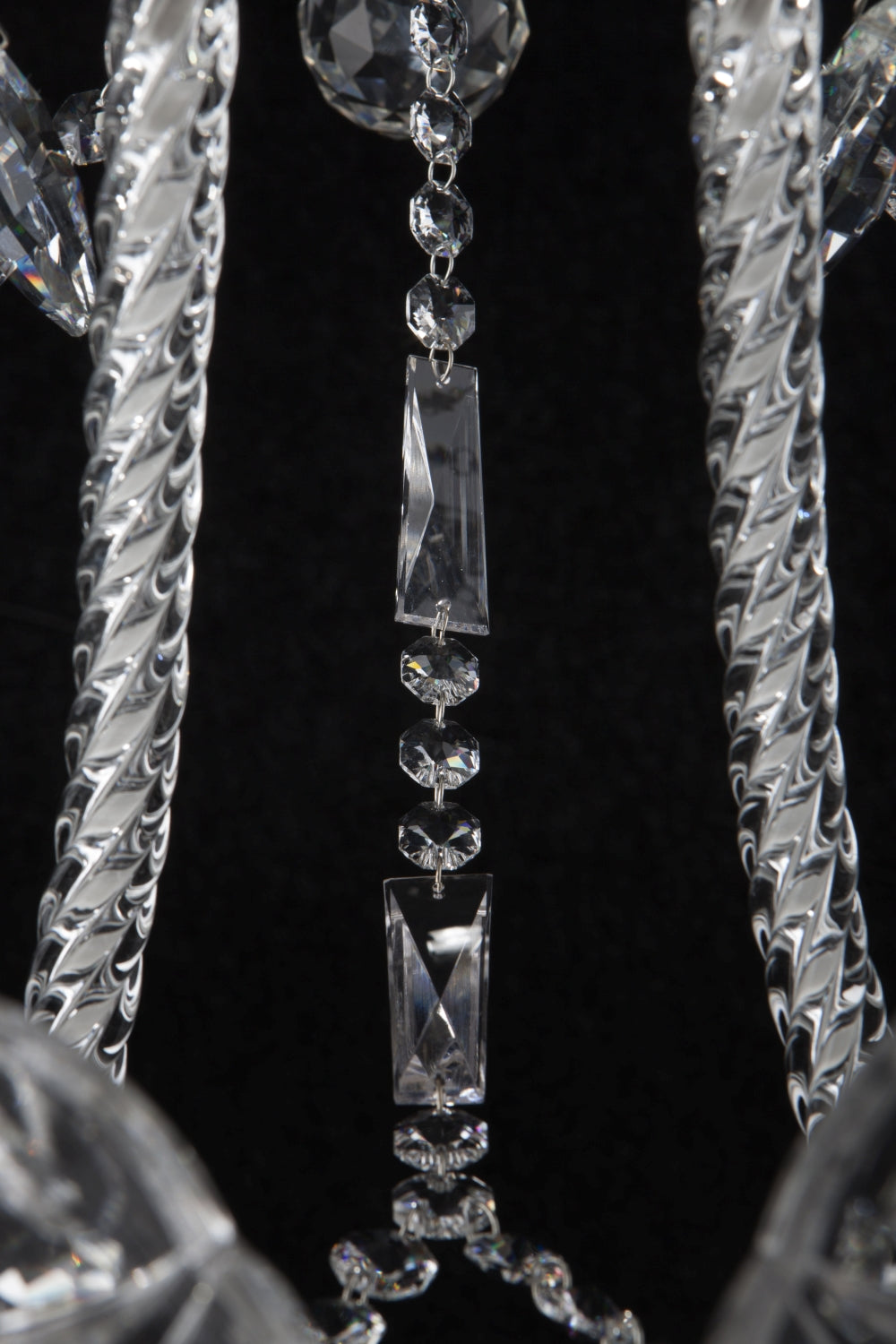 Détail des chaînettes de cristal et pendeloques rectangulaires taillées à facettes