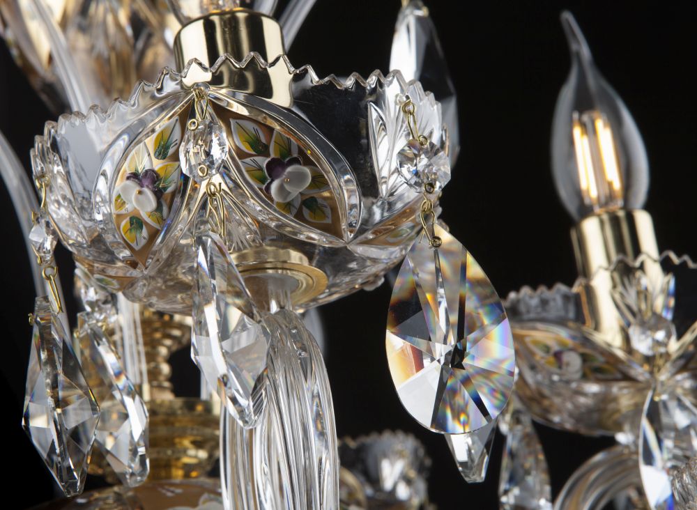 Détail des coupelles ciselées avec fleurs émaillées et pampilles de cristal