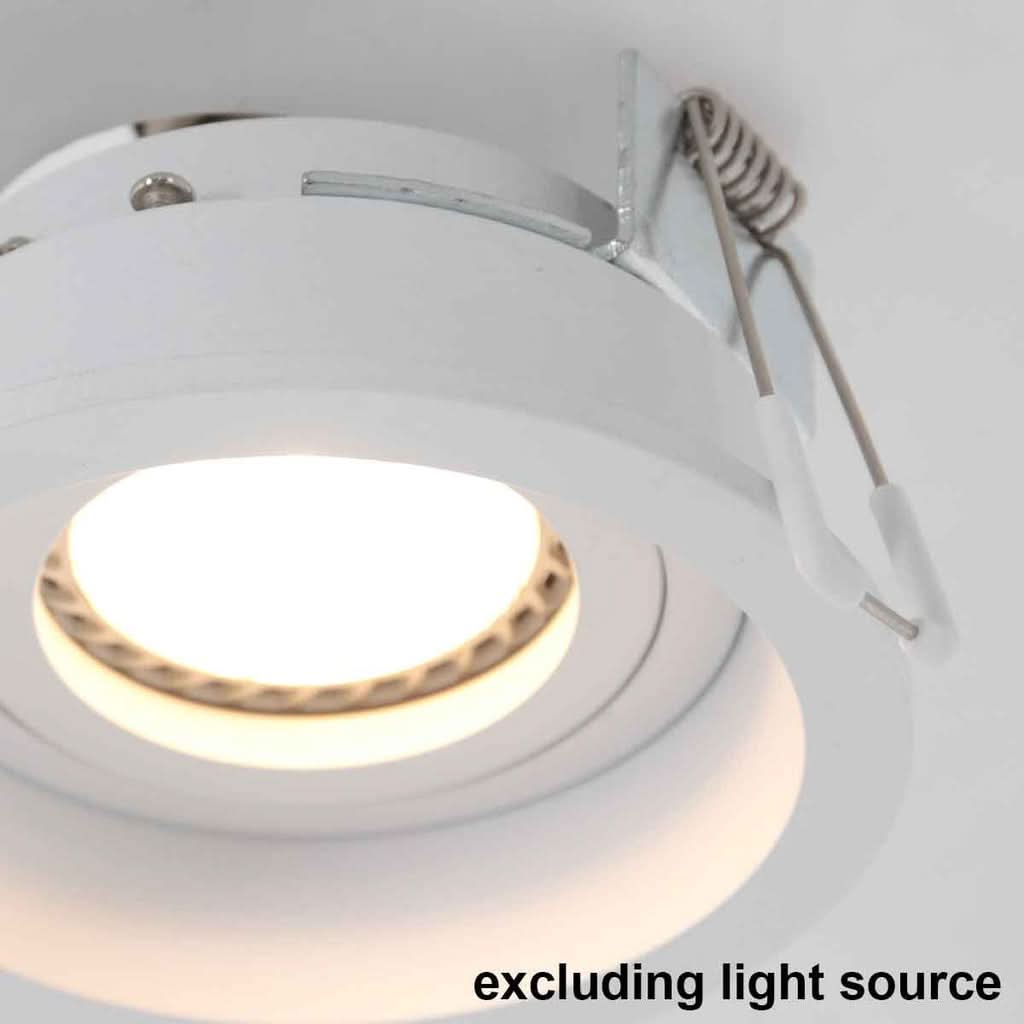 Spot installé au plafond, allumé, avec ressorts de fixation apparents sur la tranche