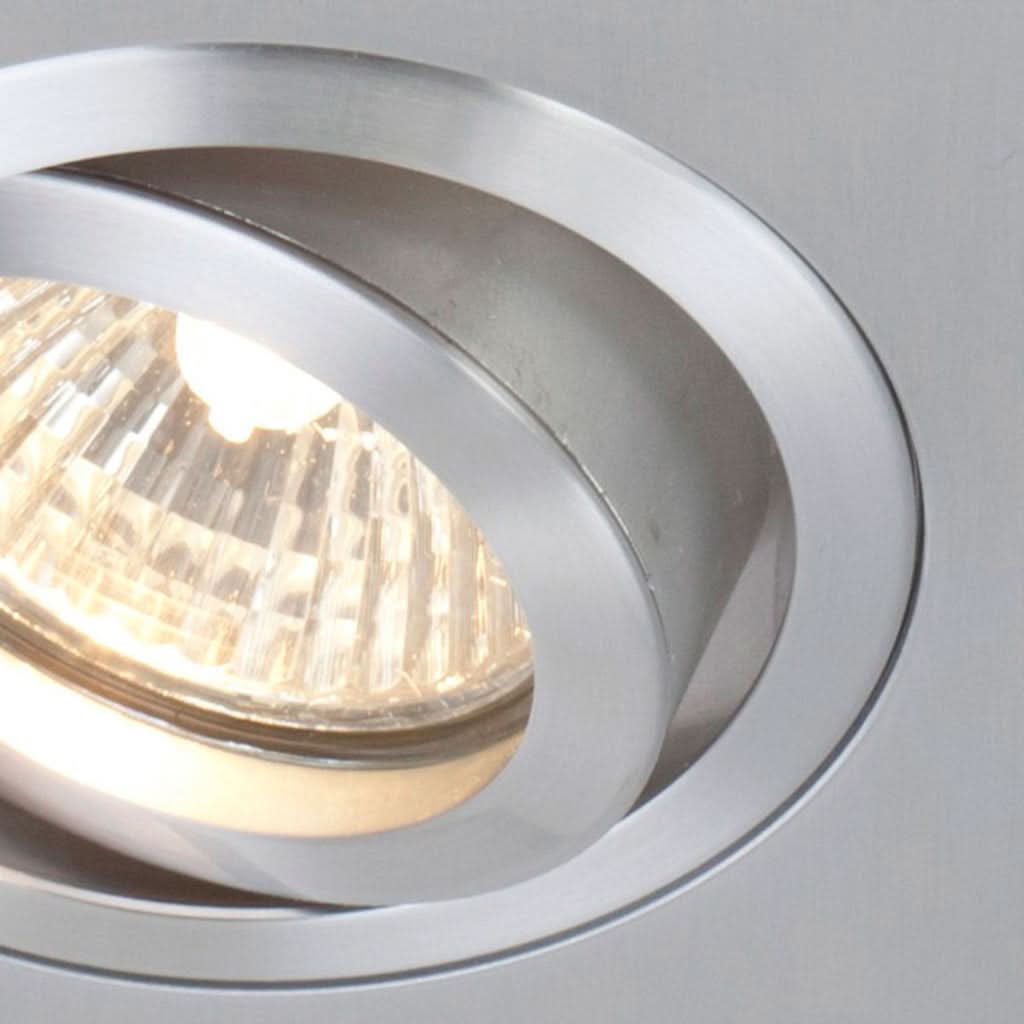 Détail rapproché de la bague orientable et de la lentille striée allumée