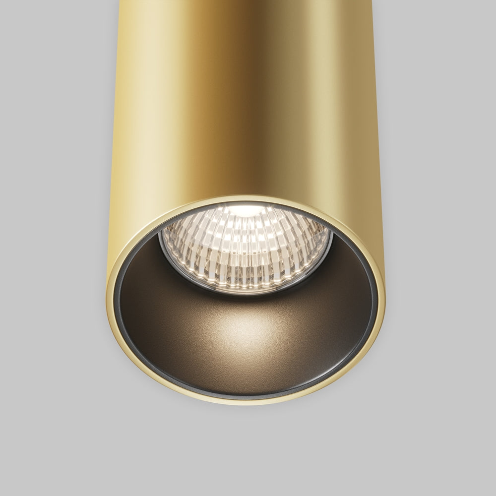 Détail du bas du cylindre doré avec ampoule LED et réflecteur strié.