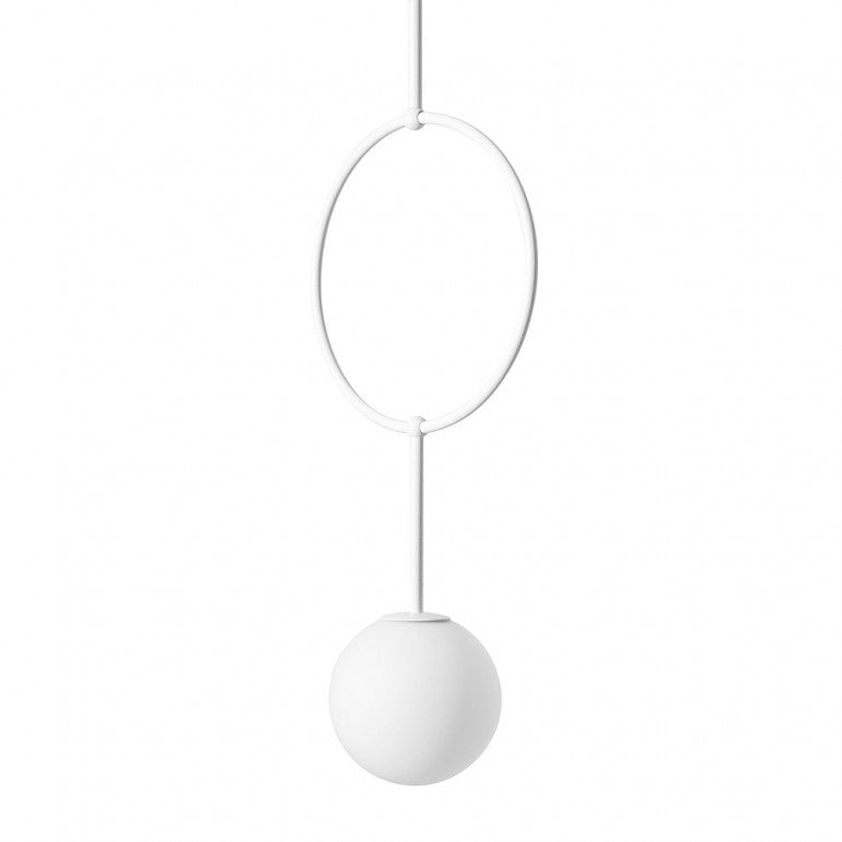 Détail rapproché du luminaire blanc : anneau circulaire et tige centrale
