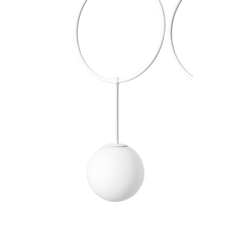 Détail rapproché d'un anneau et du globe blanc dépoli suspendu en dessous
