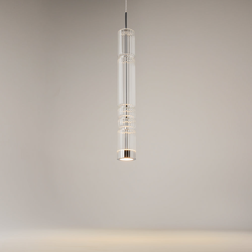 Vue latérale du cylindre de verre transparent allumé, suspension verticale élancée