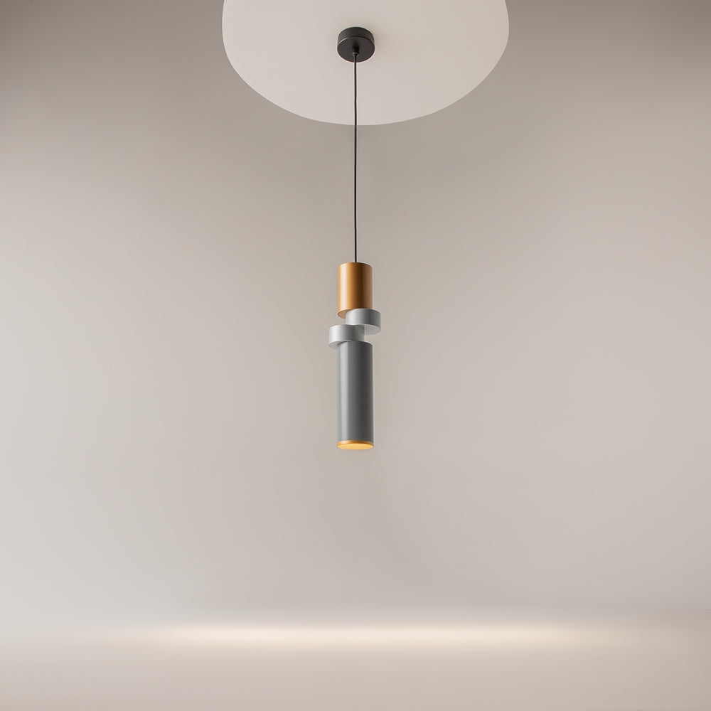 Mise en ambiance sous plafond blanc, suspension allumée diffusant une lumière chaude