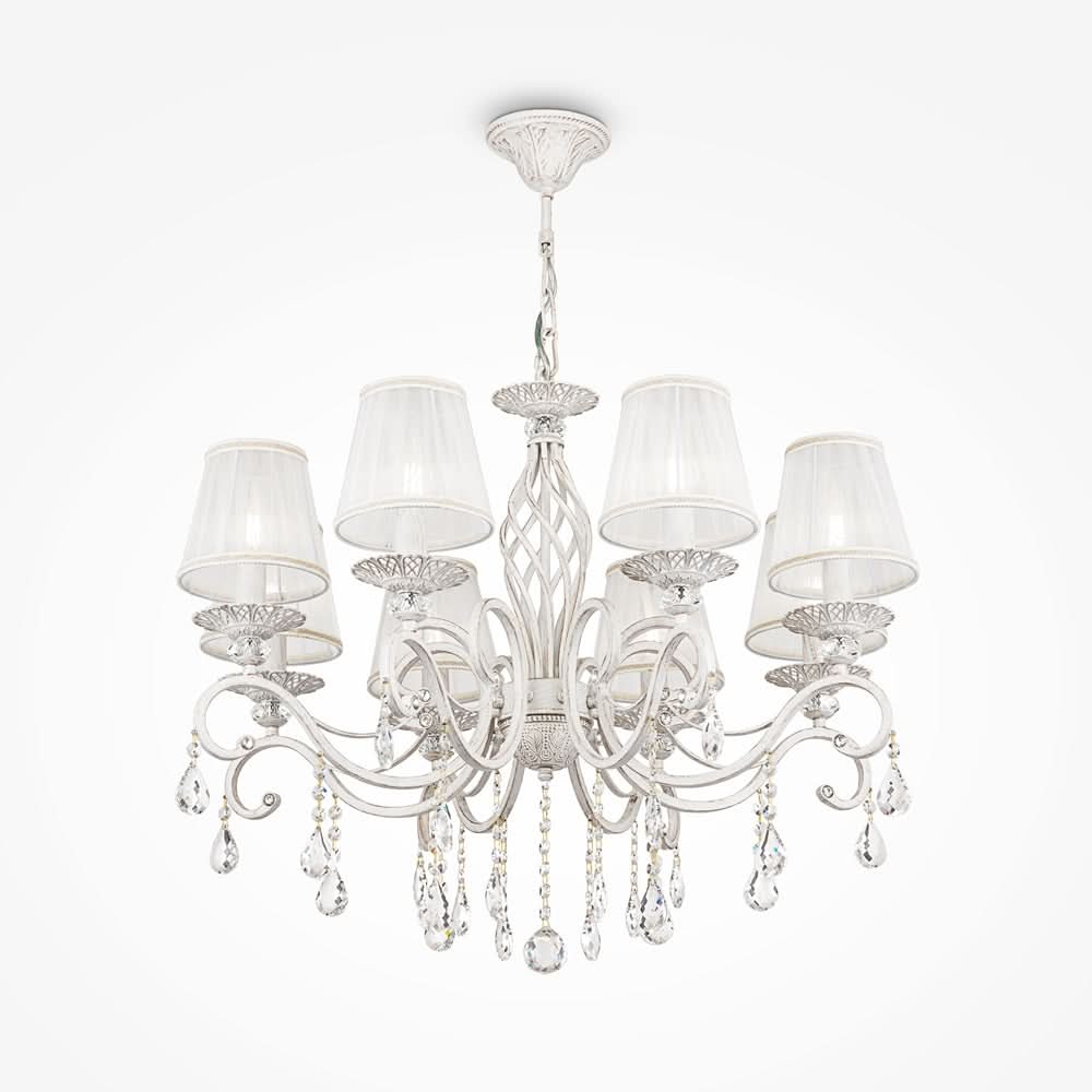 Vue rapprochée du chandelier blanc montrant chaîne et pampilles scintillantes