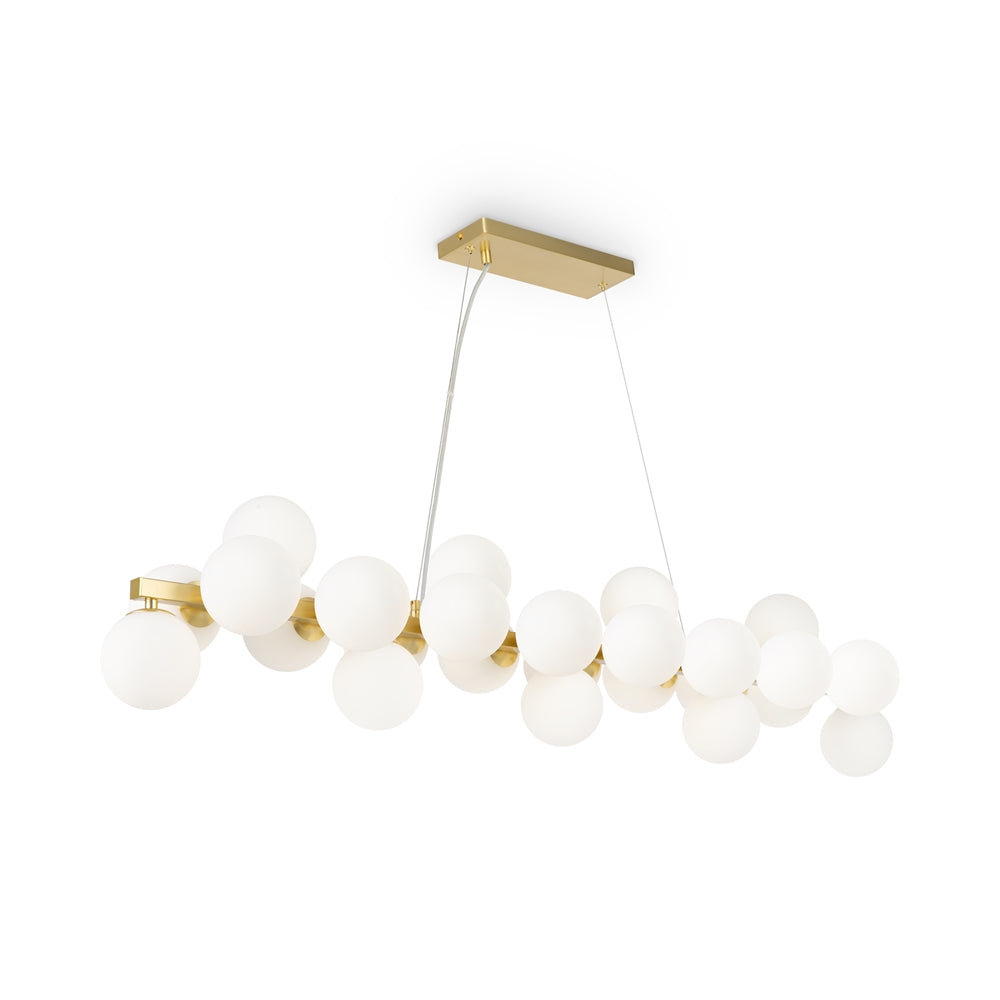 Vue de trois quarts de la suspension dorée et ses globes blancs