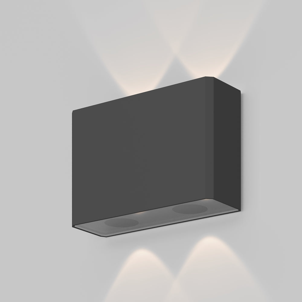 Vue de trois quarts du luminaire mural gris anthracite, éclairage double en haut et bas
