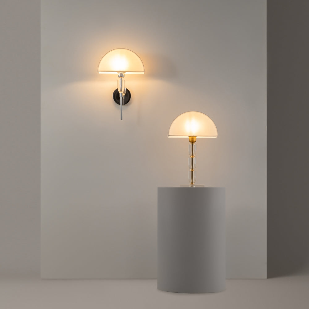 Mise en ambiance avec l'applique murale et une lampe de table sur socle.