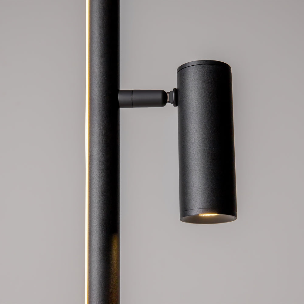 Gros plan sur le projecteur cylindrique réglable et son articulation fixée à la tige