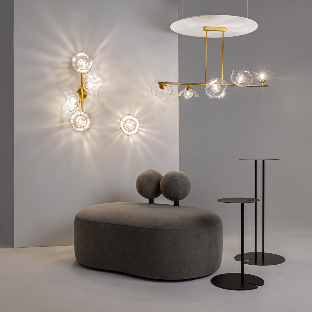 Mise en ambiance montrant la suspension et une applique murale coordonnée dans un intérieur gris.