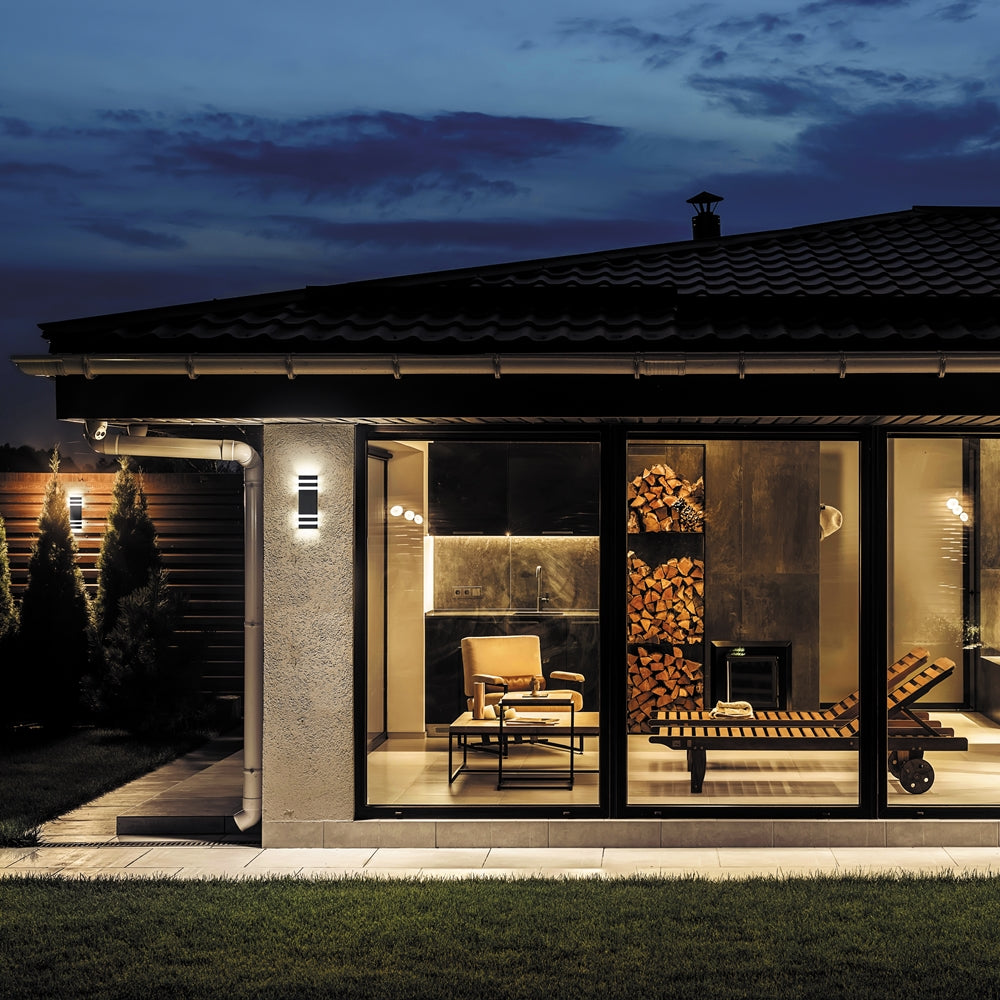 Mise en ambiance nocturne, applique éclairant la façade d'une maison moderne