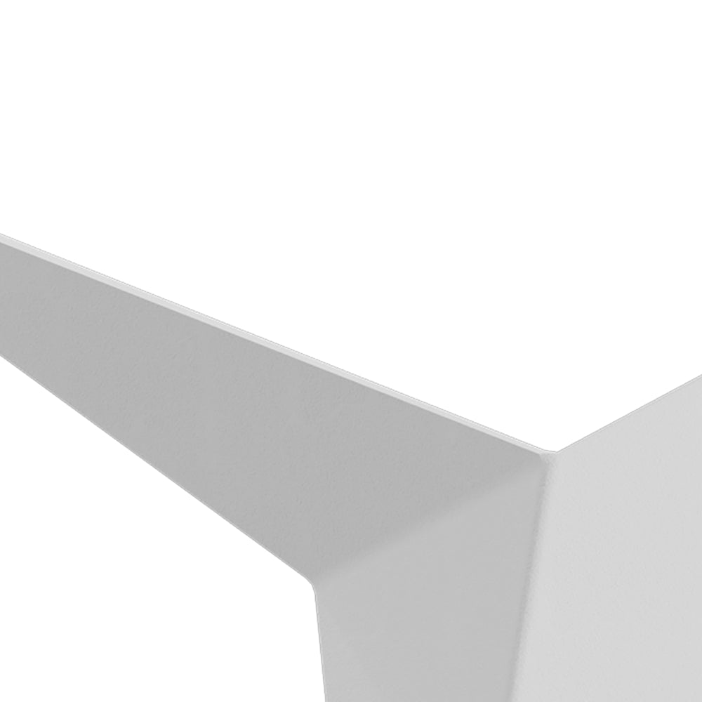 Gros plan sur l'angle central et la finition mate lisse de l'applique