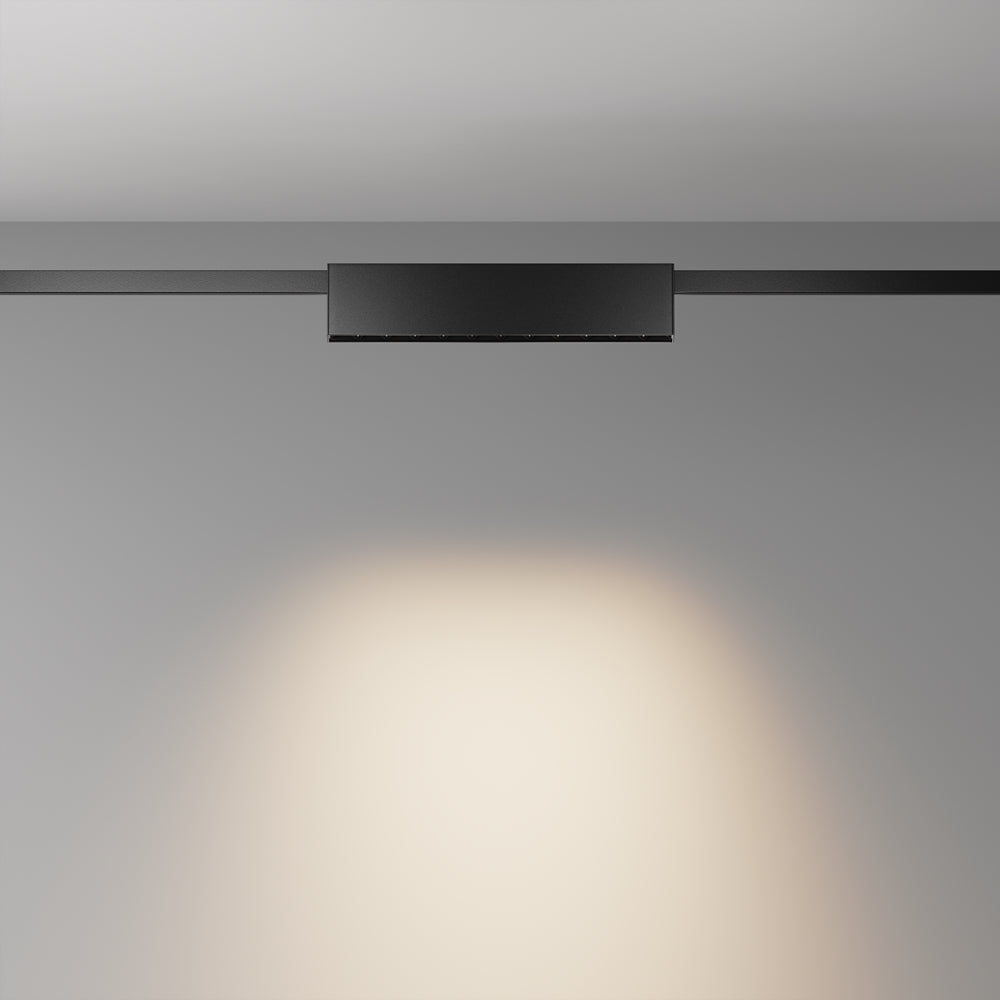 Vue de face du spot allumé projetant un faisceau chaud sur le mur