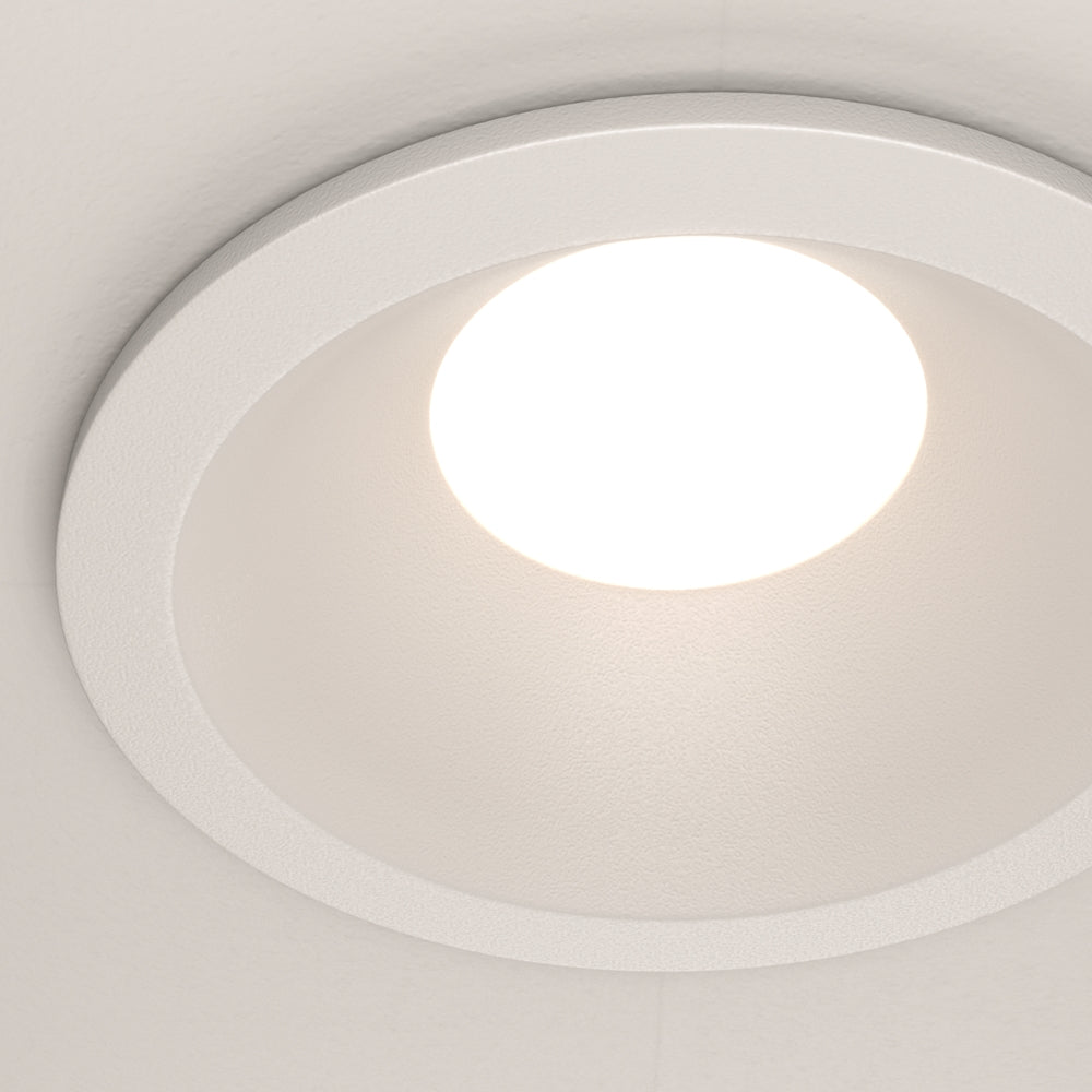 Détail d'un spot blanc orientable avec sa bague intérieure inclinée