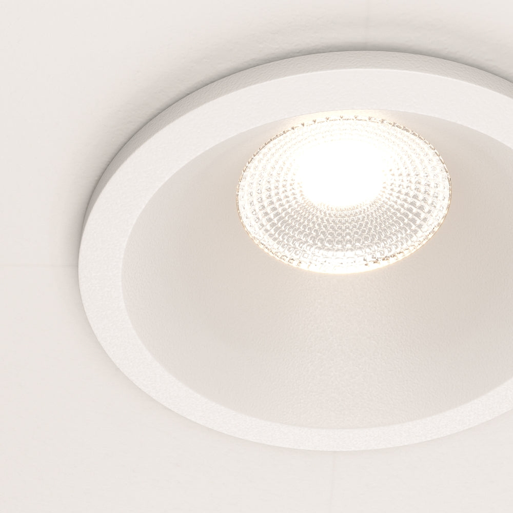 Détail de la collerette blanche et du diffuseur texturé en lumière chaude.