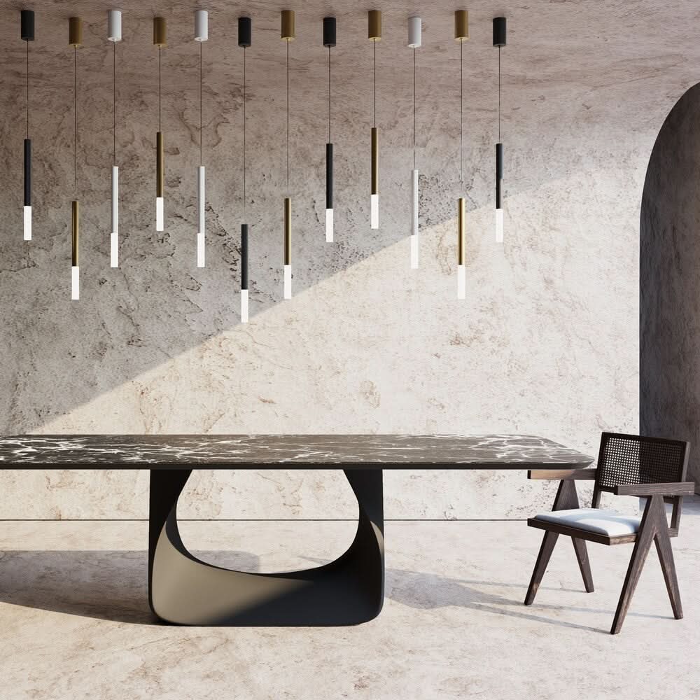 Mise en ambiance de plusieurs suspensions alignées au-dessus d'une table en marbre