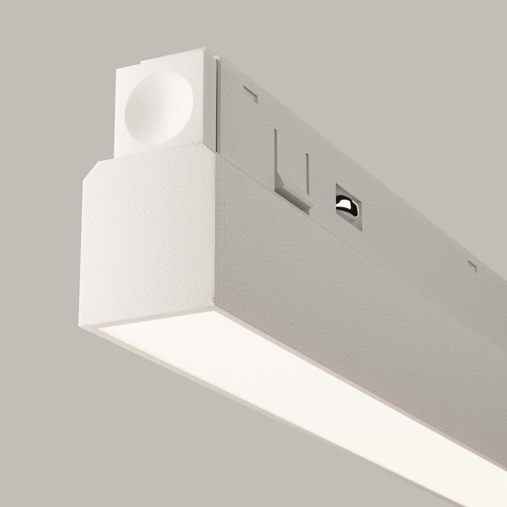 Gros plan sur le nez du luminaire, finition grainée et découpe latérale