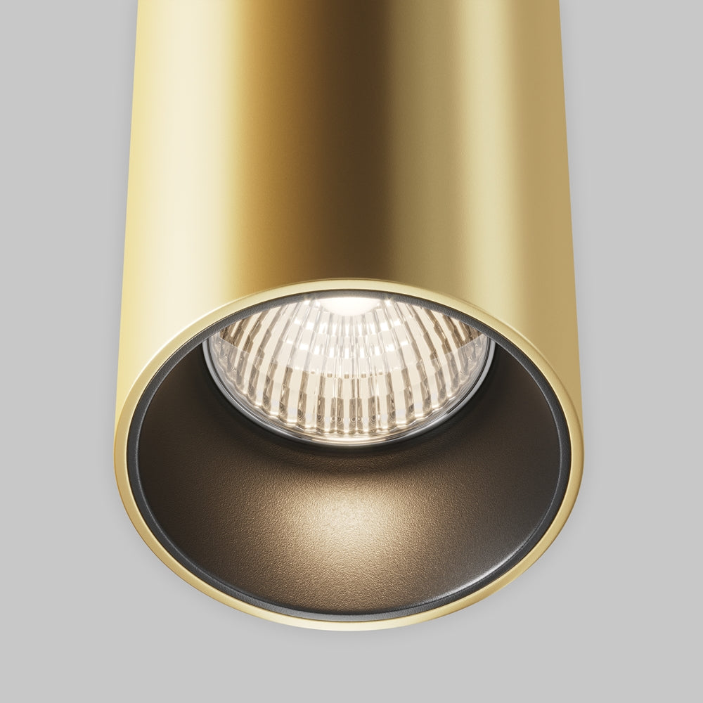 Gros plan sous le luminaire montrant l'ampoule et l'intérieur bronzé texturé