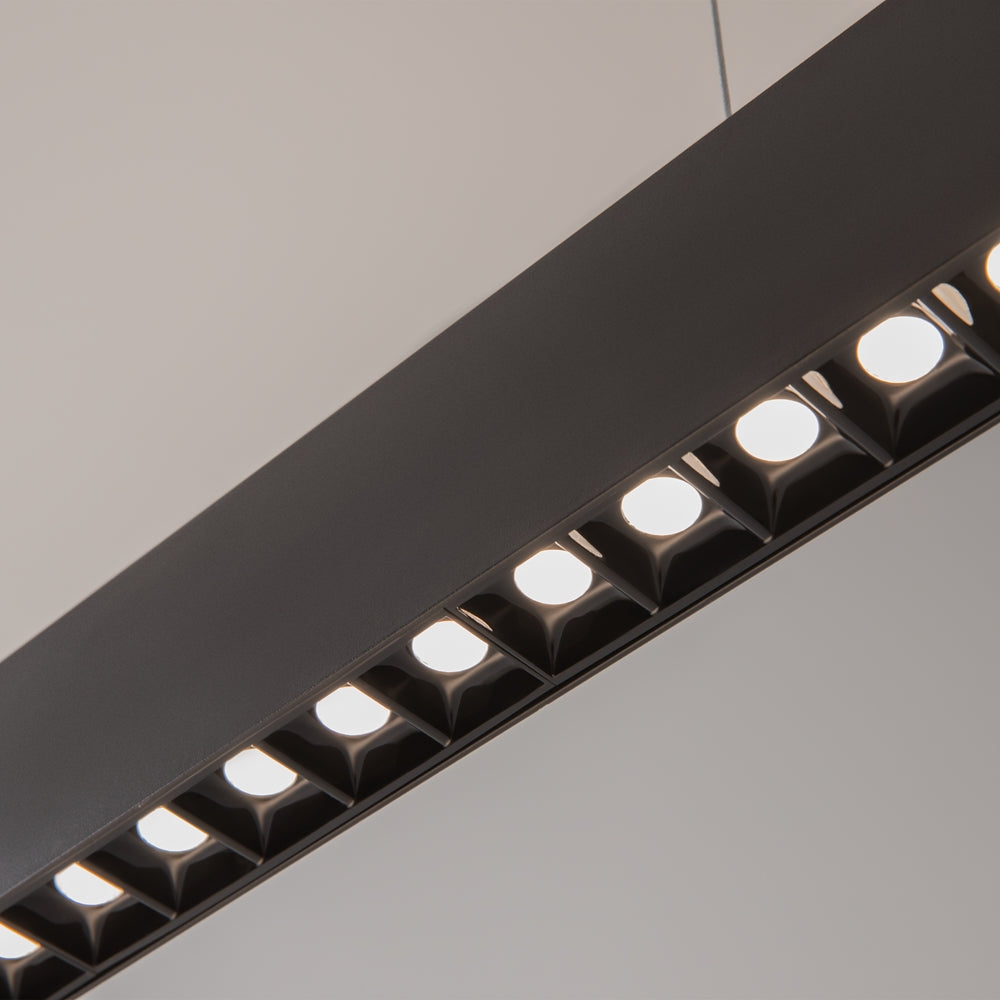 Détail rapproché des modules LED et réflecteurs carrés alignés sous le profil