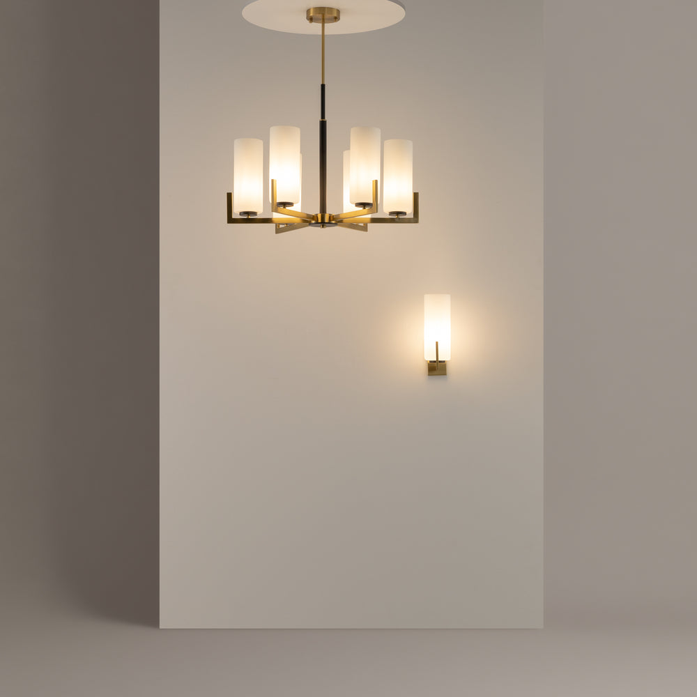 Mise en ambiance avec applique murale assortie éclairant un mur blanc