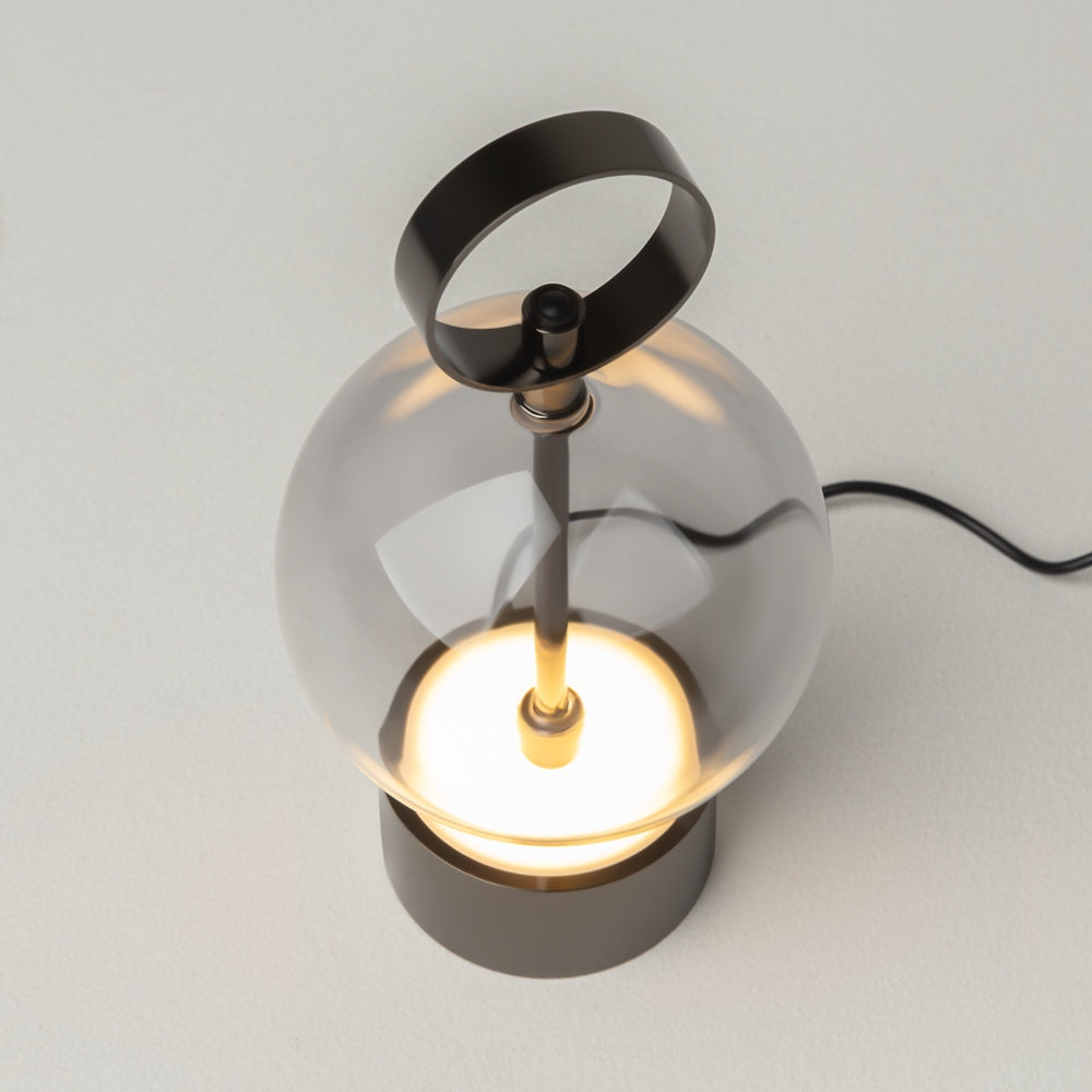 Vue trois quarts du luminaire allumé, câble d alimentation visible à l arrière
