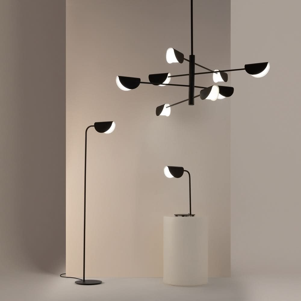 Mise en ambiance dans un séjour avec suspension, lampadaire et lampe à poser assortis.