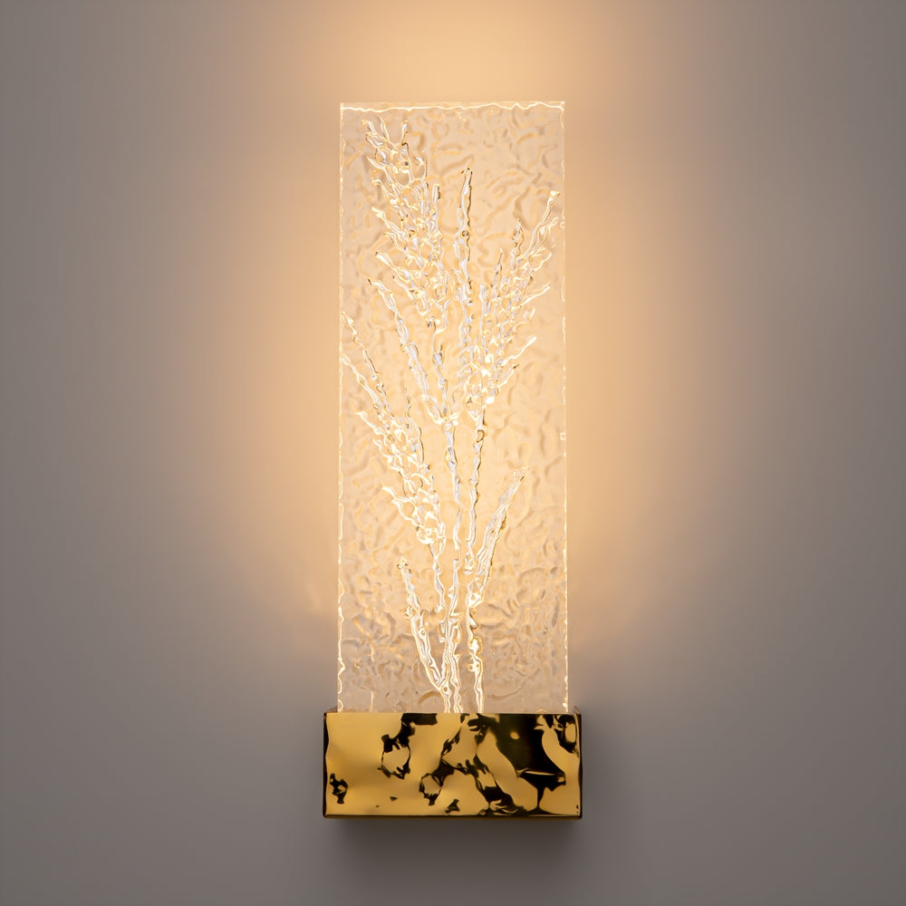 Face du luminaire allumé, motif d'épis de blé gravés dans le verre transparent.