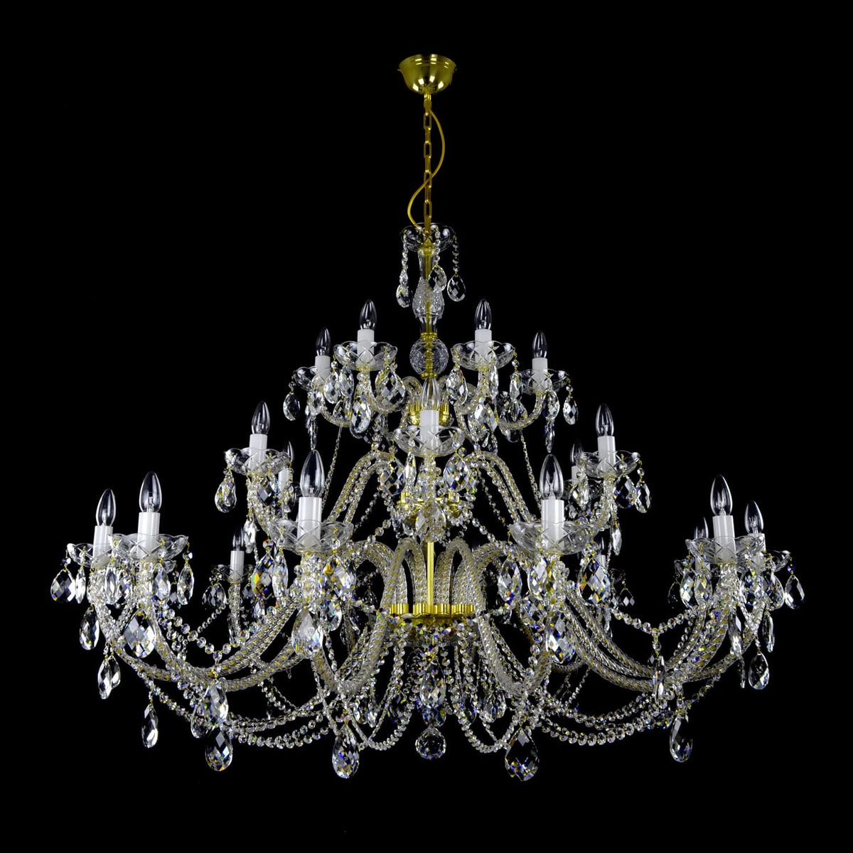 Même lustre éteint, montrant la structure dorée et les pendeloques de cristal