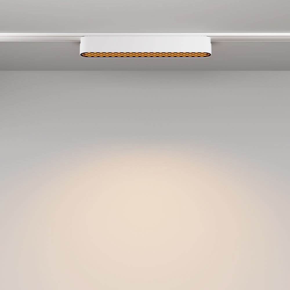 Vue frontale du spot éclairant le plafond et diffusant un halo lumineux