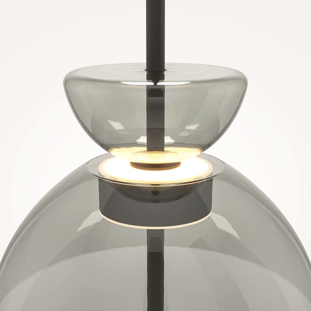 Vue rapprochée du luminaire allumé, éclairage chaud traversant le verre fumé
