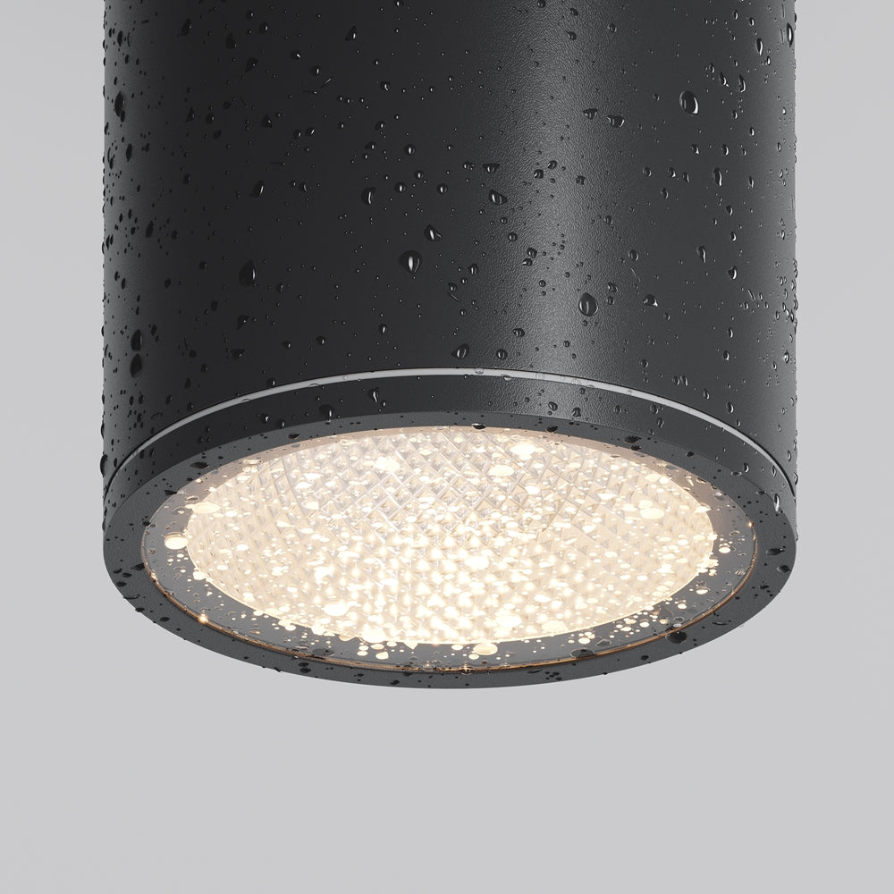 Détail du bas du cylindre noir couvert de gouttes d'eau, usage extérieur