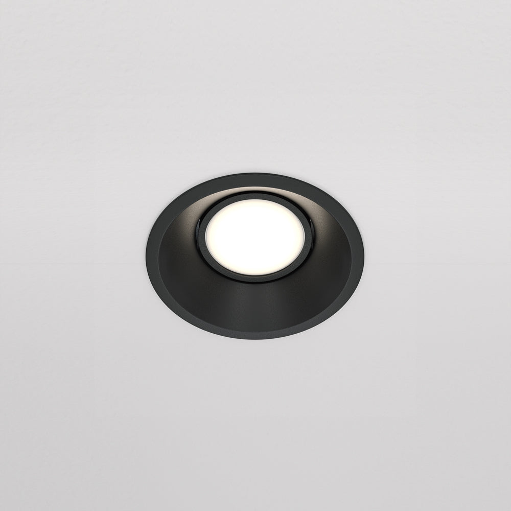 Vue frontale du luminaire encastré au plafond, collerette ronde et lumière diffuse.