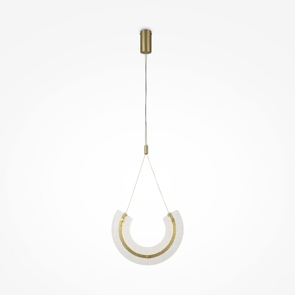 Vue du luminaire suspendu au plafond avec câble central et diffuseur en U