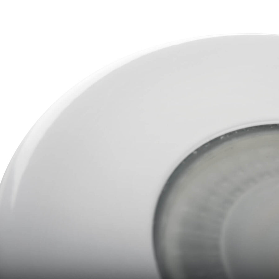 Gros plan sur la collerette blanche et le bord du diffuseur central
