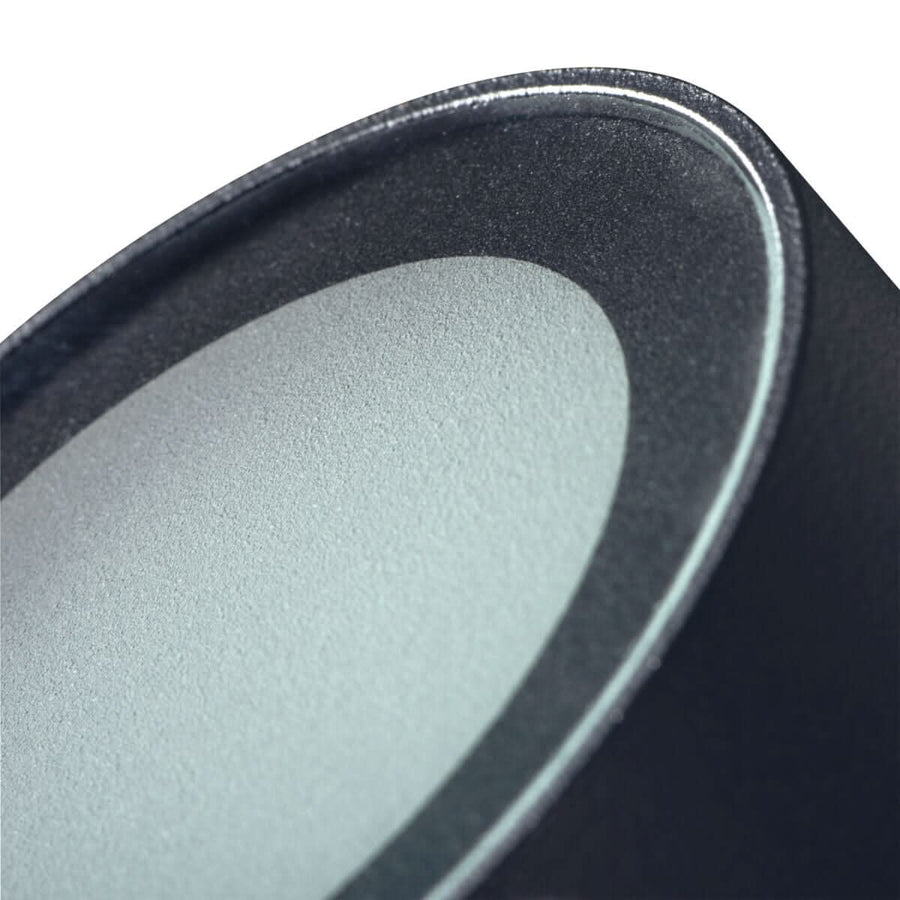 Détail rapproché du diffuseur gris et de la bordure anthracite texturée
