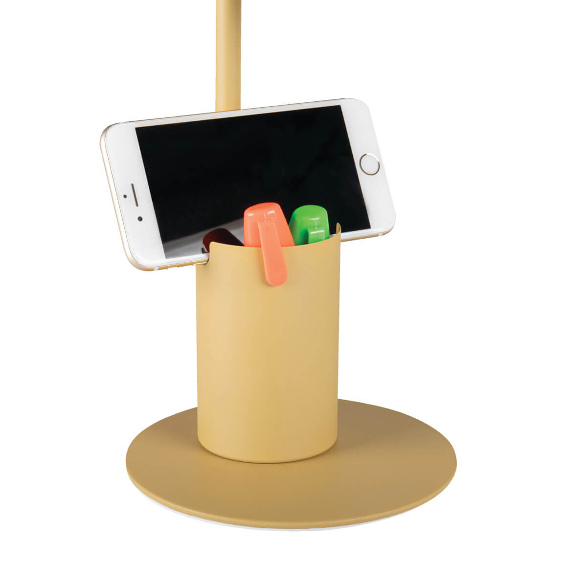 Détail du rangement : téléphone posé dans la fente et stylos dans le pot.