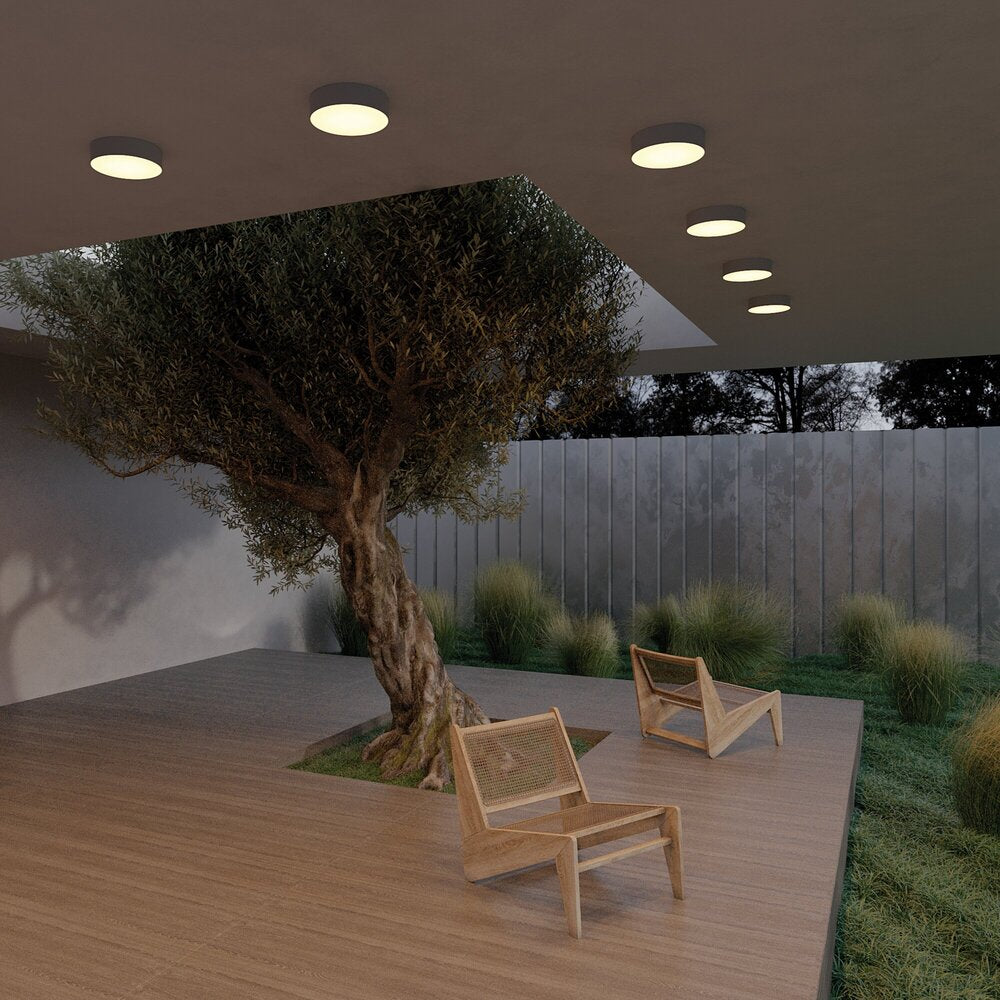 Mise en ambiance sur une terrasse extérieure avec plusieurs plafonniers allumés