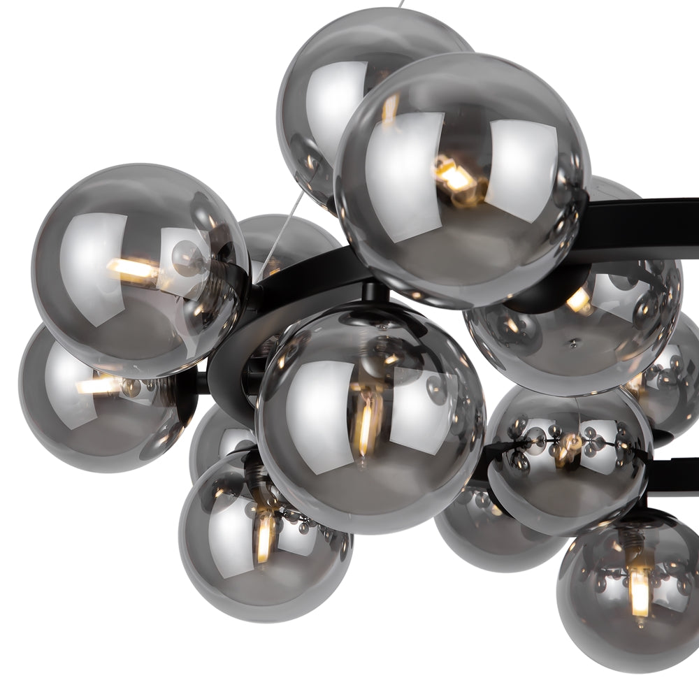 Gros plan sur les globes fumes et les ampoules allumees a l'interieur