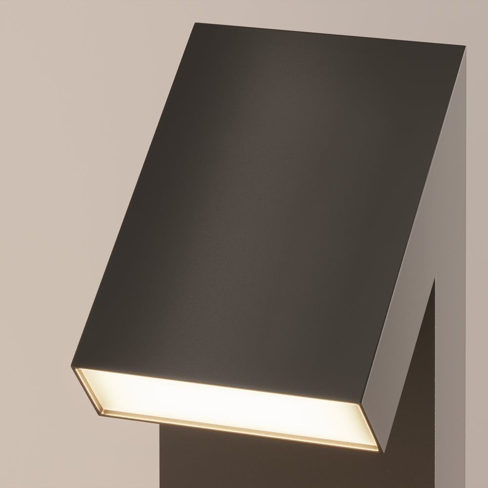 Vue rapprochée de la tête rectangulaire et de son bandeau lumineux blanc